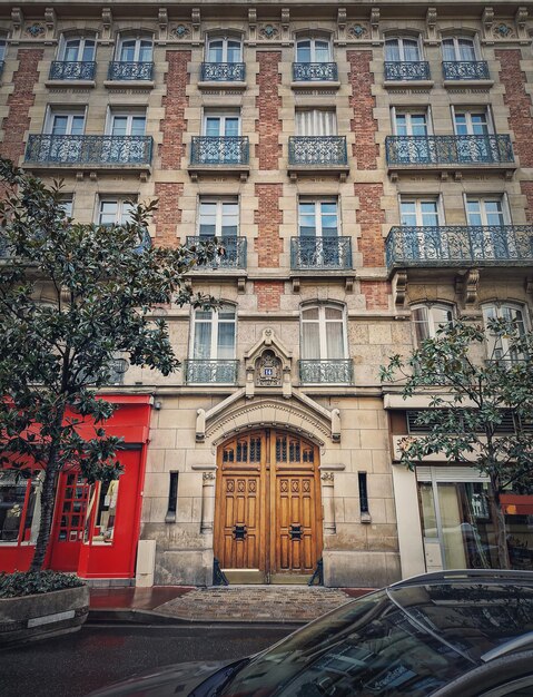 Photo parisian building facade vintage architectural details