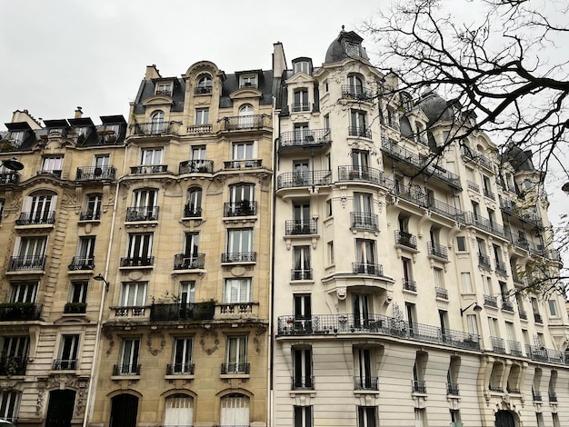 Foto facciata di un edificio tipico parigino in un giorno d'inverno nel quartiere chic e ricco della capitale francese