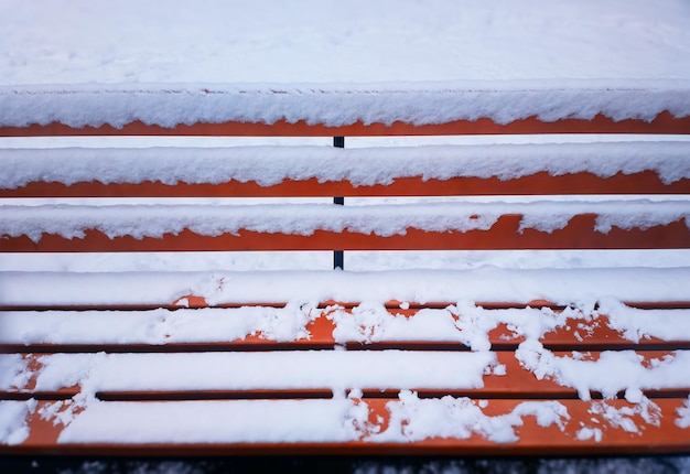 Panchina del parco in inverno neve sfondo