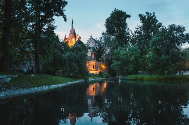 Parco dietro il castello vajdahunyad a budapest, ungheria.