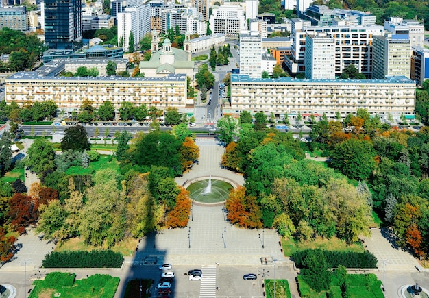 ポーランドのワルシャワ市の公園と噴水。文化科学宮殿からの眺め