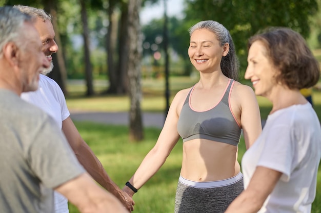 Nel parco. gruppo di persone che si divertono nel parco in una giornata di sole