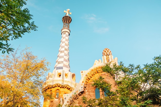 Park Guell door architect Gaudi op een zomerdag in Barcelona, Spanje