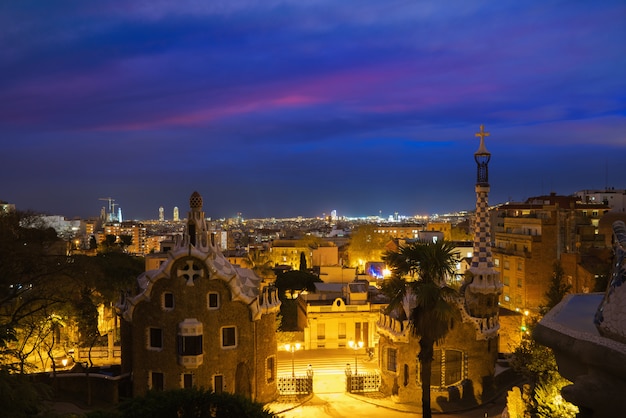 Park Guell in Barcelona, Spanje bij nacht. Skyline van Barcelona.