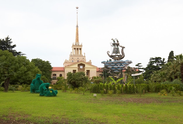 Park met spelende beren in de buurt van SeaPort in Sochi, de hoofdstad van het Olympisch spel 2014, Rusland.