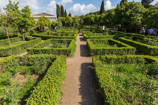 Foto park met vierkante hagen