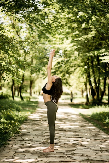 Park mooie lifestyle yoga vrouw