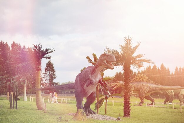 Park van dinosaurussen. Een dinosaurus op de achtergrond van de natuur. Speelgoeddinosaurussen in pretpark.