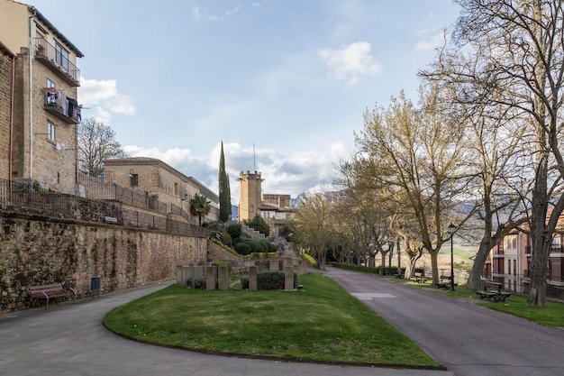 Parcheggia in un villaggio nel nord della spagna