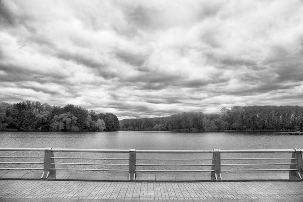 写真 市内の湖のある公園