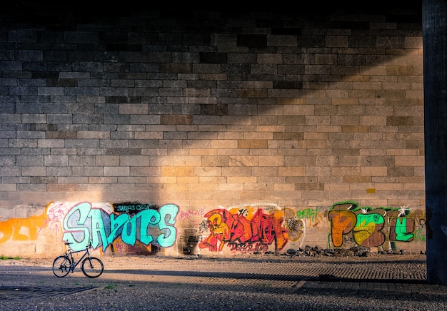 Photo parked bicycle against graffiti wall