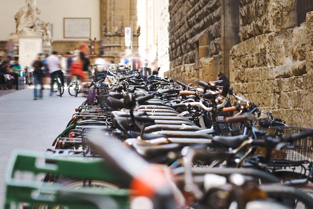 ヨーロッパの歴史的な街路に駐輪された自転車 都市のライフスタイルと交通機関