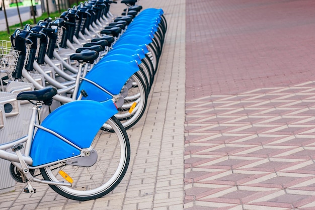 Foto biciclette parcheggiate sulla stazione di noleggio