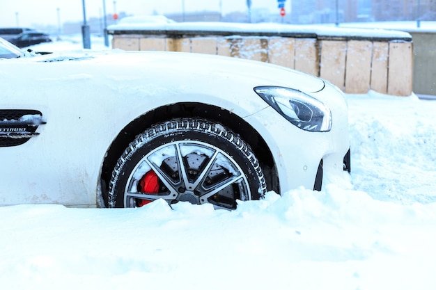 雪に覆われた駐車中の車