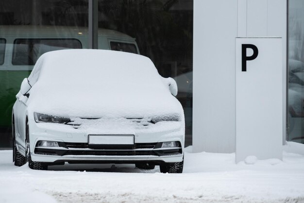 写真 雪に覆われた駐車中の車
