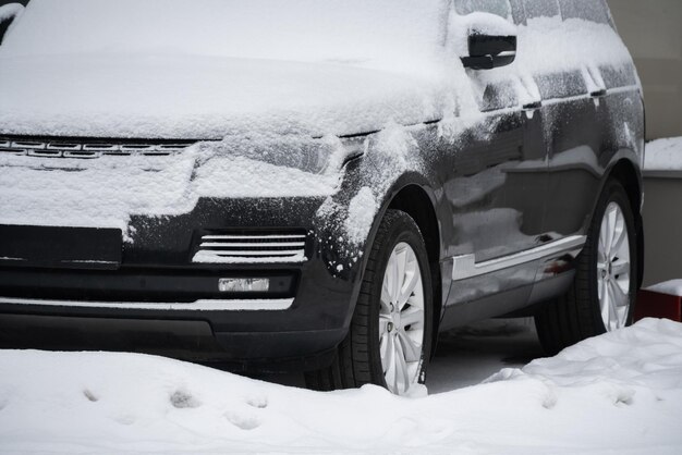 写真 雪に覆われた駐車中の車