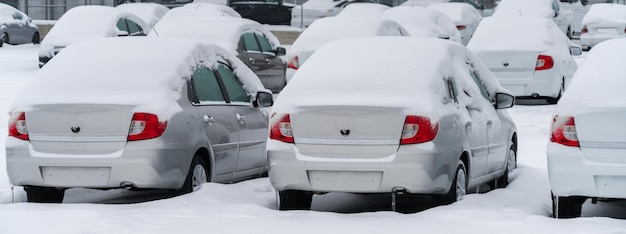 Photo parked cars covered with snow