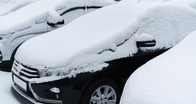 Photo parked cars covered with snow