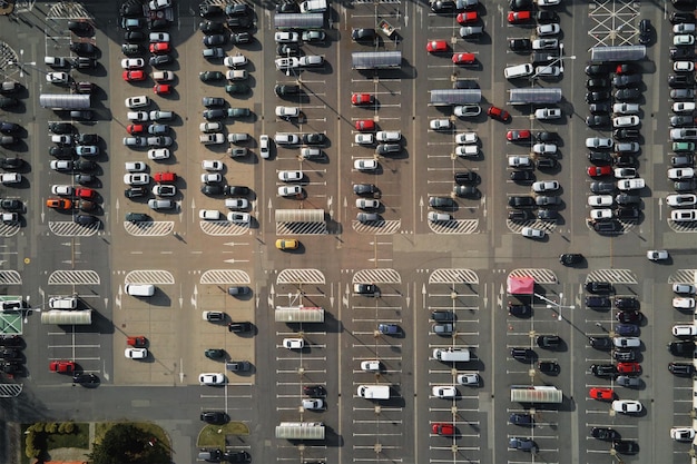 写真 ショッピングモールの近くの駐車場に駐車した車