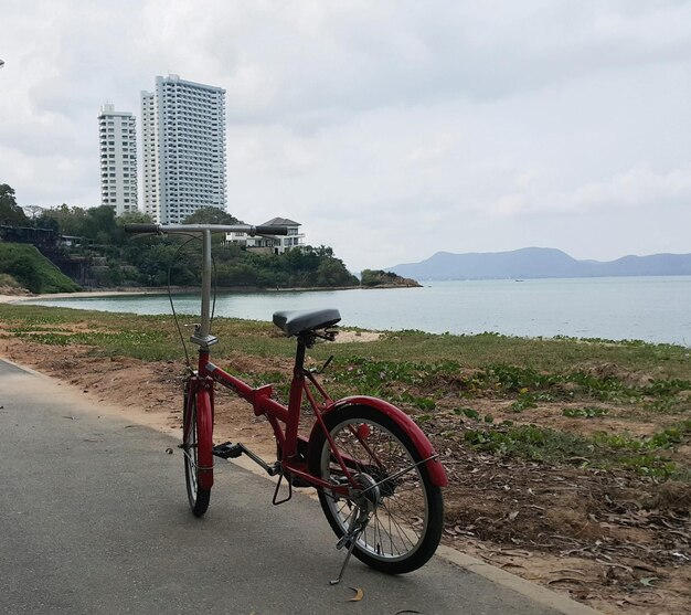 写真 空に向かって道路に駐車した車