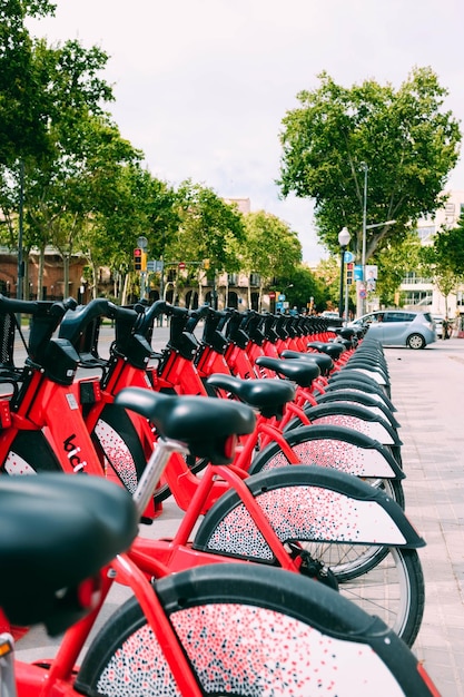 Foto foto di biciclette rosse parcheggiate