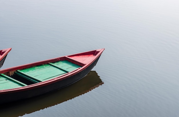 Припаркованная деревянная лодка на реке крупным планом с копией пространства