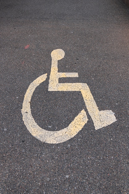 Parkeerbord voor gehandicapten op het asfalt. verticale foto