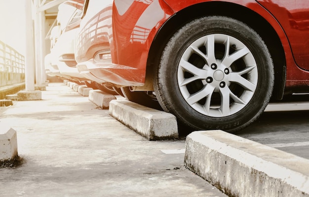 Parkeercementbarrière op de parkeerplaats voor bescherming tegen ongevallen
