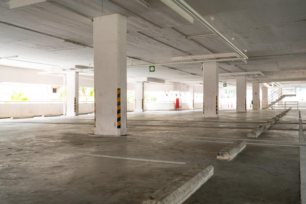 Parkeergarage warenhuis interieur Lege parkeerplaats of garage interieur Bedrijfsgebouw kantoor