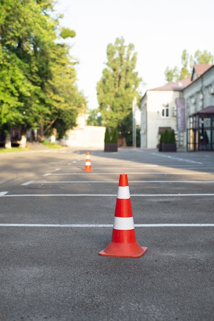 parkeerkegel op het asfalt Plastic oranje parkeerkegel op straat