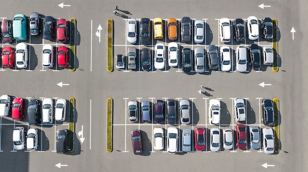 Parkeerplaats met veel auto's luchtfoto drone bovenaanzicht van bovenaf, stadsvervoer en stedelijk concept