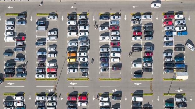 Parkeerplaats met veel auto's luchtfoto drone van bovenaf, stadsvervoer en stedelijk concept