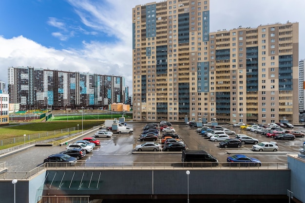 Parkeerplaats voor auto's op de binnenplaats van de wijk met moderne hoogbouw woongebouwen in St P