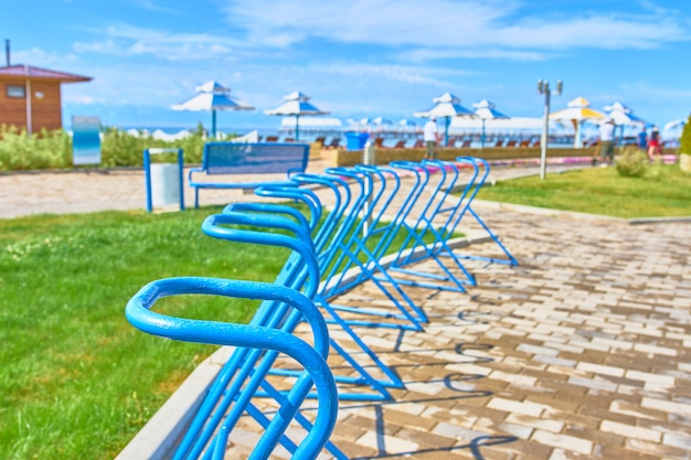 Parkeerplaatsen voor fietsen op de oceaan op de achtergrond van strandparaplu&#39;s