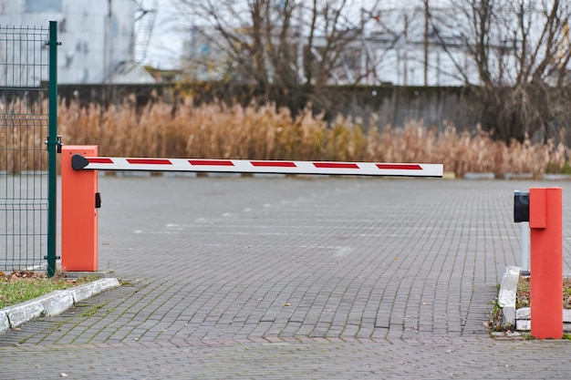 Foto parkeerpoort automatisch auto barrière systeem voor parkeerplaats beveiliging witte rode boom poort