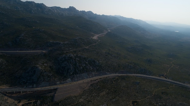 parkeert bergen wegen en snelwegen van Kroatië vanuit een drone