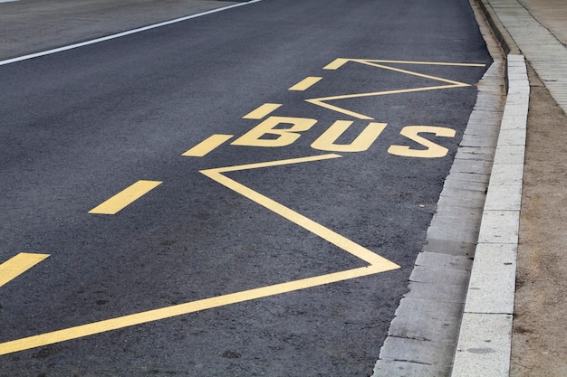 Parkeerzone voor bussen op een openbare weg