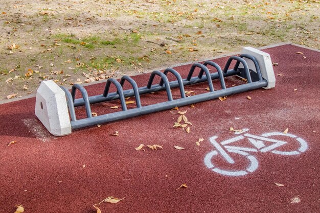 Parkeren gemaakt van buizen voor fietsen in het park
