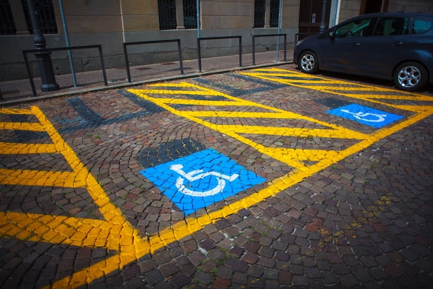 Parkeren voor auto's en signaal voor gehandicapten