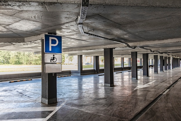 Parkeren voor gehandicapten. Onder het woongebouw bevindt zich een ondergrondse parkeergarage. Een plek voor het parkeren en opslaan van persoonlijke voertuigen van bewoners van een gebouw met meerdere verdiepingen.