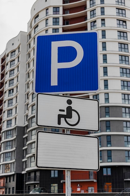 Parkeren voor mensen met een handicap. Een bord dat een parkeerplaats voor mensen met een handicap aangeeft.