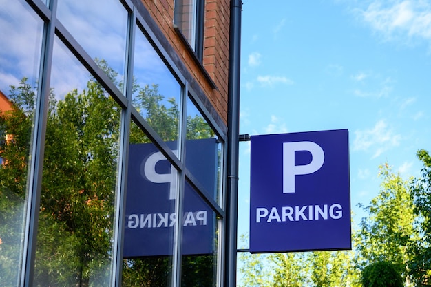 Parkerenteken op een modern winkelcentrum