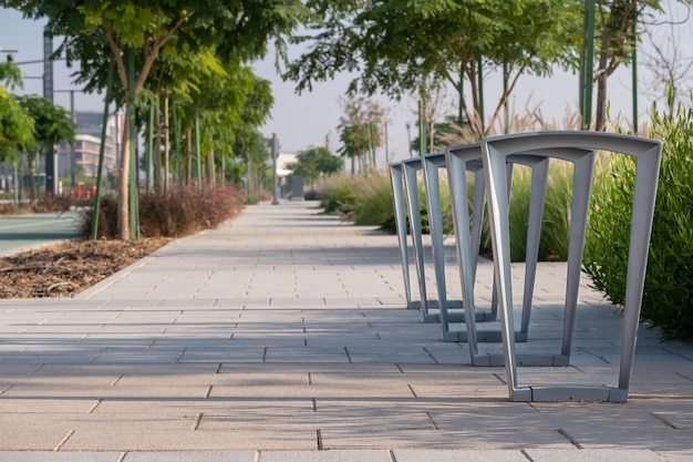 Парковка для велосипедов в парке, парковочное место для велосипедов со стойками в городе