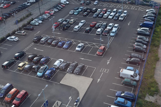 Фото Парковка с большим количеством машин.