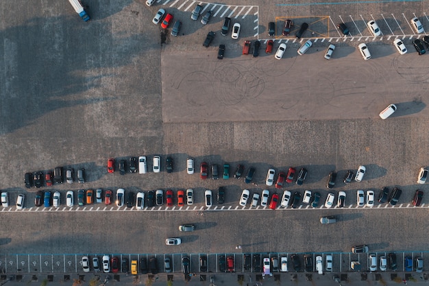 写真 街の通りの駐車場空中上面図