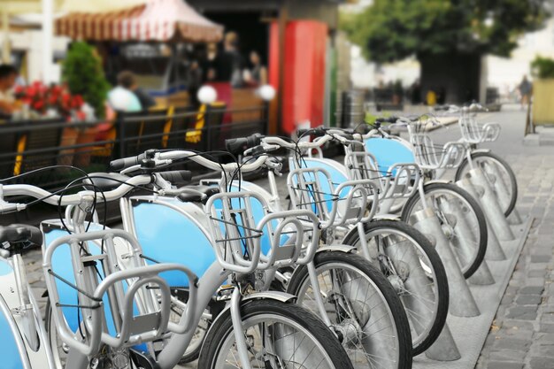 写真 屋外のレンタサイクルの駐輪場