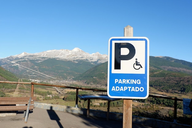 Foto segno di parcheggio riservato ai disabili nel parco nazionale dei pirenei in spagna