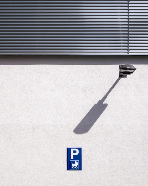 Photo parking sign on wall during sunny day