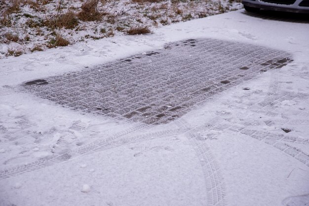 Foto parcheggio per un'auto nella neve