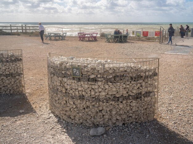 Posto auto per autista disabile costruito con ciottoli di spiaggia